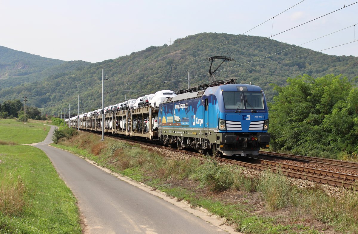 383 006-4 zu sehen am 24.08.19 mit einem Autozug bei Sebuzin.