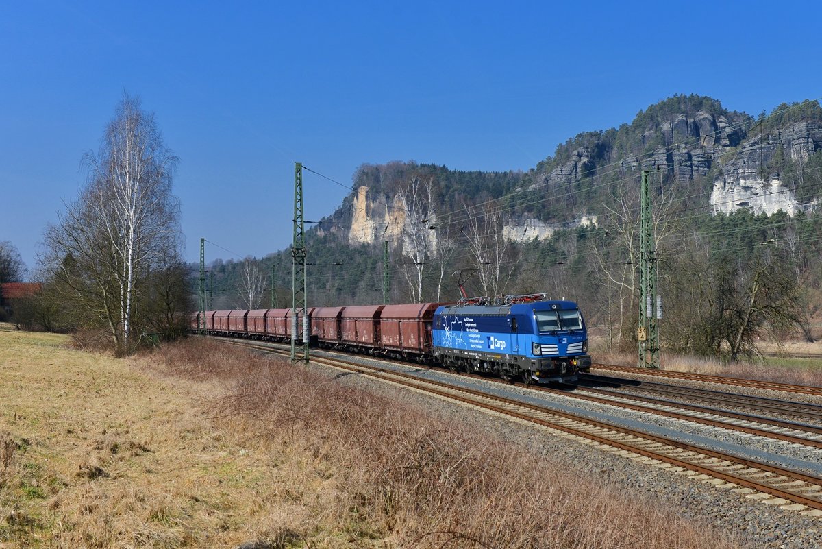 383 008 mit einem Güterzug am 25.03.2018 bei Rathen.