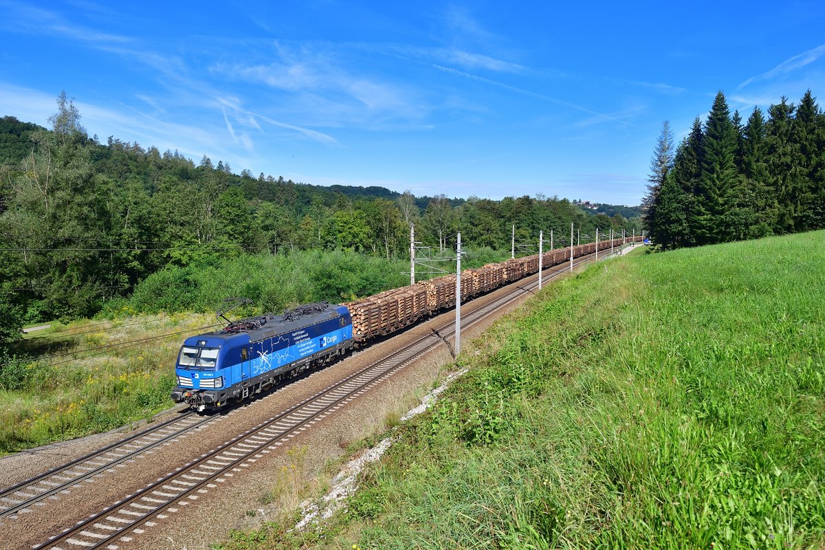 383 008 mit einem Holzzug am 20.08.2020 bei Ingling.