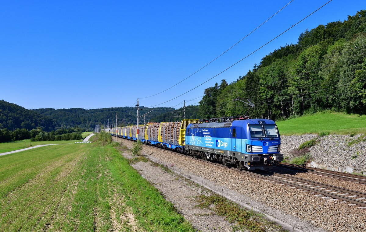383 008 mit einem Holzzug am 04.09.2021 bei Wernstein am Inn.