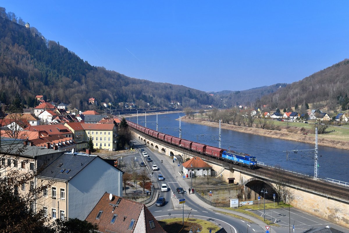 383 008 mit einem Kohlezug am 25.03.2018 bei Königstein.