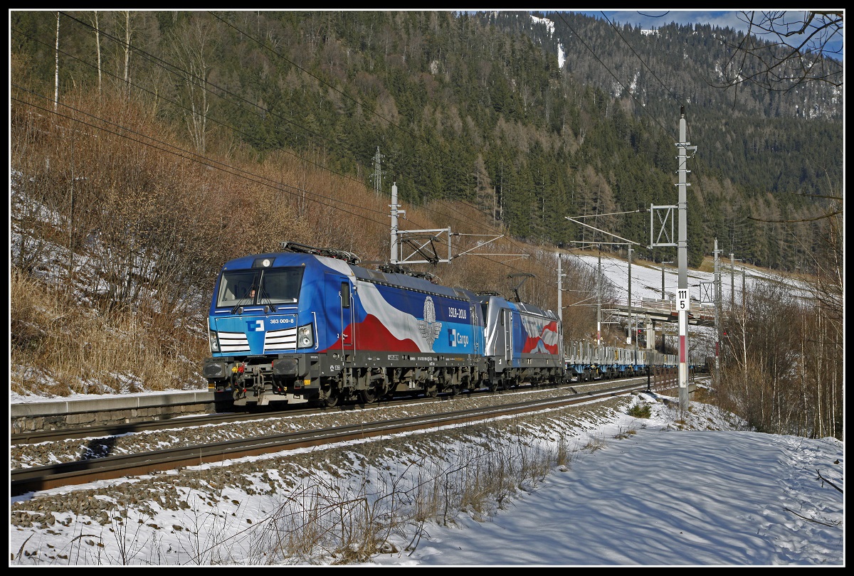 383 009 + 187 344 mit Güterzug bei Spital am Semmering am 7.01.2020.