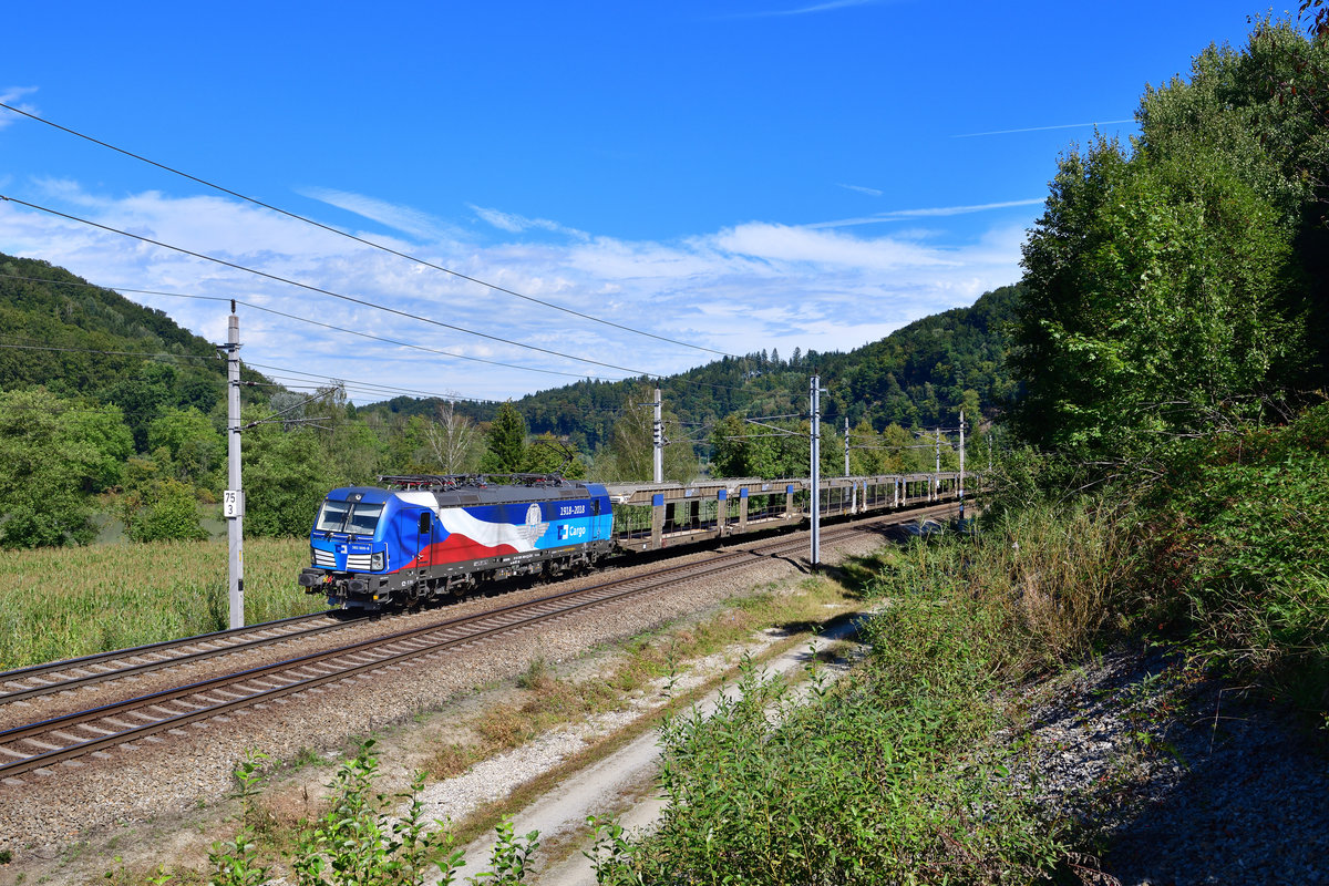 383 009 mit einem leeren Autozug am 05.09.2020 bei Wernstein am Inn.
