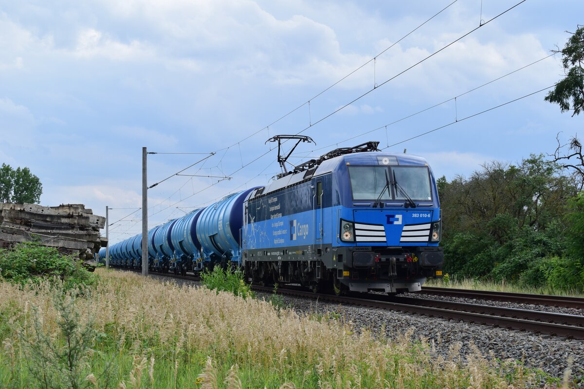 383 010-6 kommt mit einem passend farblichen Keeselzug durch Calbe gen Magdeburg gefahren.

Calbe 03.08.2021