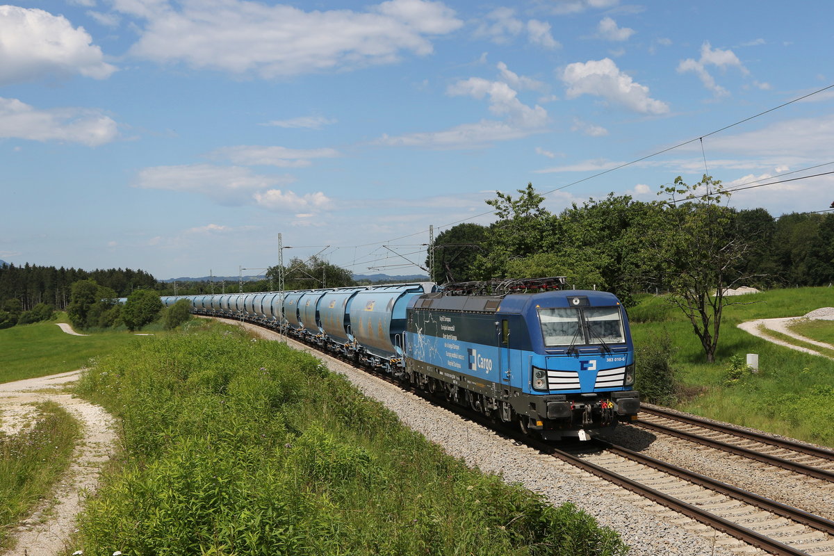 383 010 war mit einem Getreidezug am 1. Juli 2020 bei Grabenstätt im in Richtung Salzburg unterwegs.