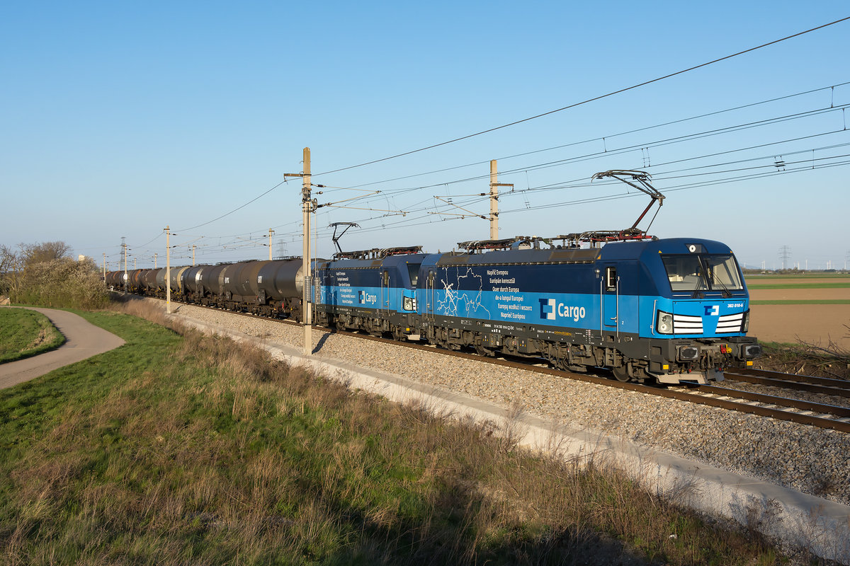 383 010 und eine weitere 383 der CD Cargo waren am Abend des 23.04.2021 mit einen Kesselwagenzug auf der Nordbahn in Richtung Wien unterwegs. Das Foto enstand zwischen Deutsch Wagram und Wien Süßenbrunn.