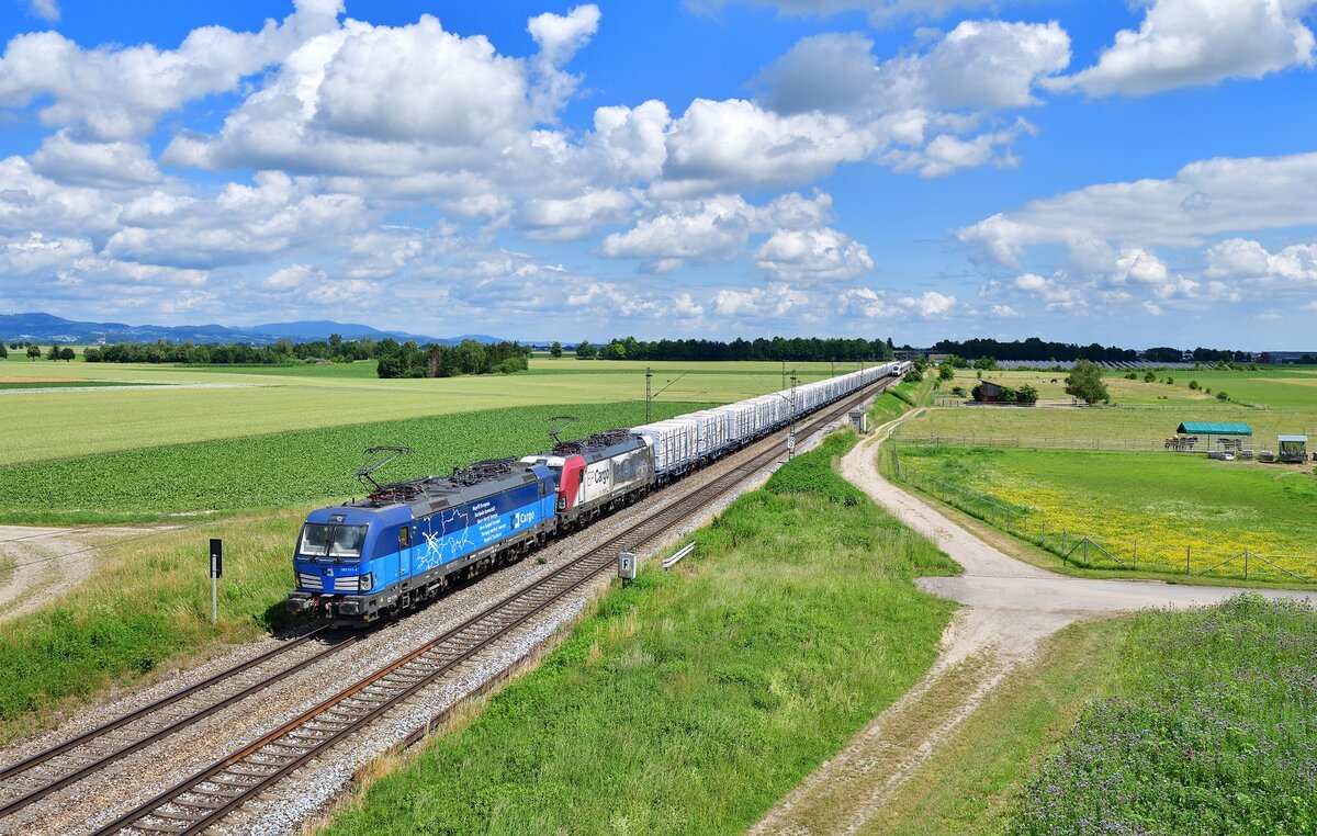 383 011 + 383 065 mit einem Schnittholzzug am 25.06.2022 bei Stephansposching.