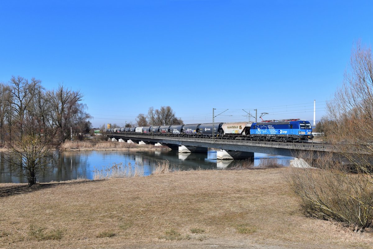383 011 mit DGS 46195 am 27.02.2019 bei Plattling. 