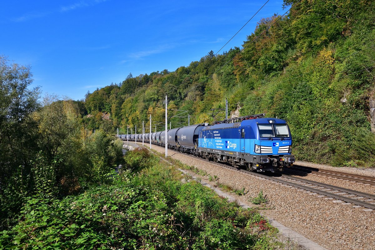 383 011 mit einem leeren Autozug am 01.10.2020 bei Ingling.