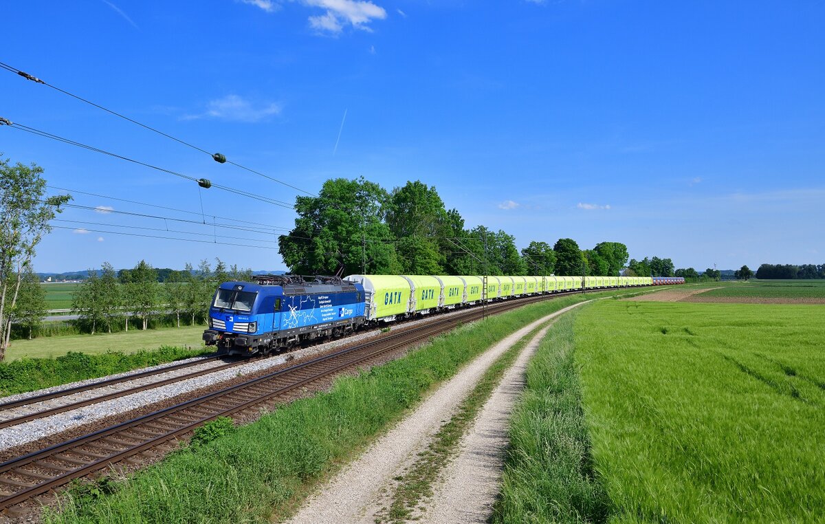 383 012 mit einem Coilszug am 20.05.2022 bei Langenisarhofen.