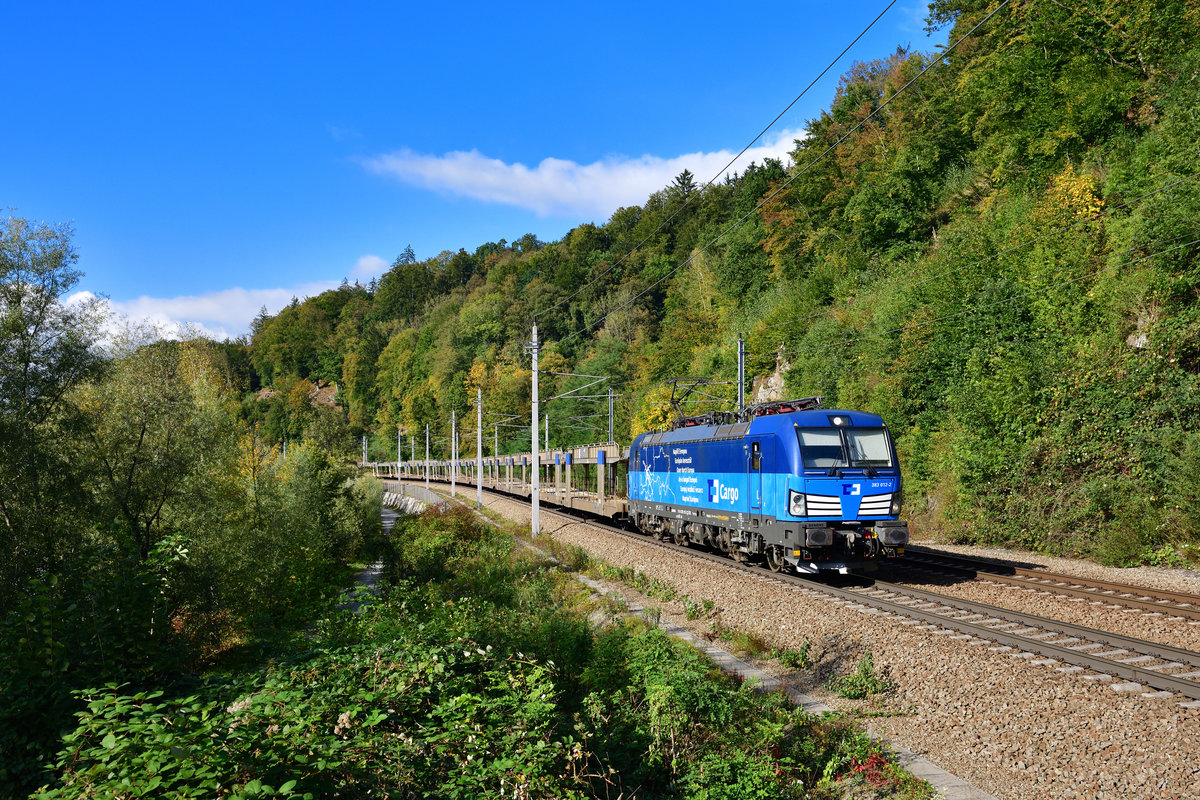 383 012 mit einem leeren Autozug am 30.09.2020 bei Ingling.