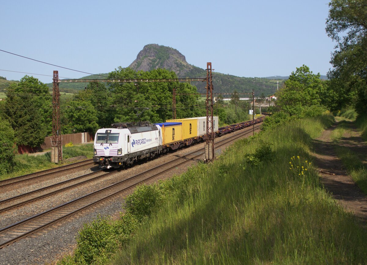 383 054 (PKP) fuhr am 27.05.23 mit einem Containerzug durch Želenice nad Bílinou. 