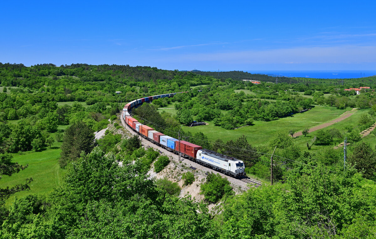 383 055 mit einem Containerzug am 10.05.2024 bei Crnotice.