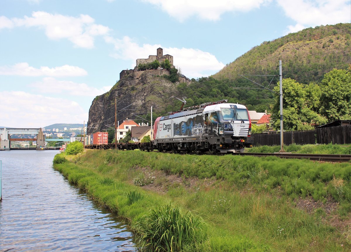 383 063-5 zusehen mit einem Containerzug am 18.07.20 in Ústí nad Labem-Střekov.