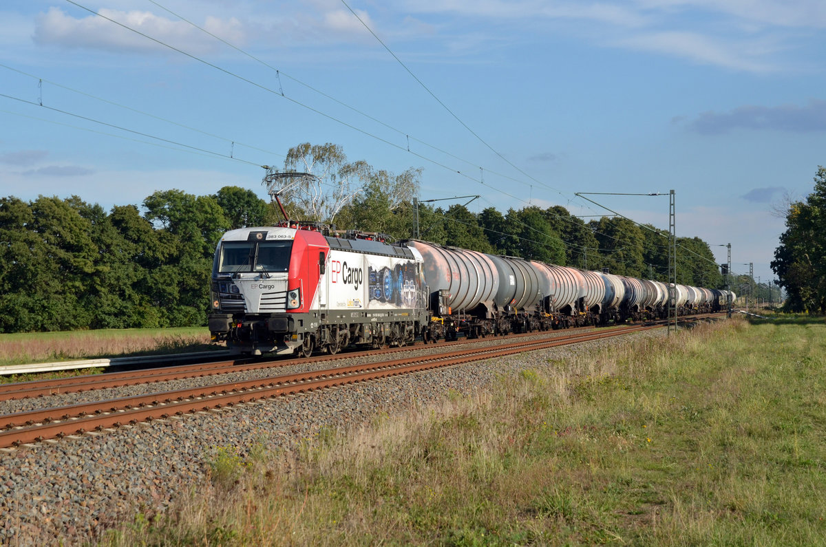 383 063 der EP Cargo rollte am 29.09.20 mit einem Kesselwagenzug durch Jütrichau Richtung Magdeburg.