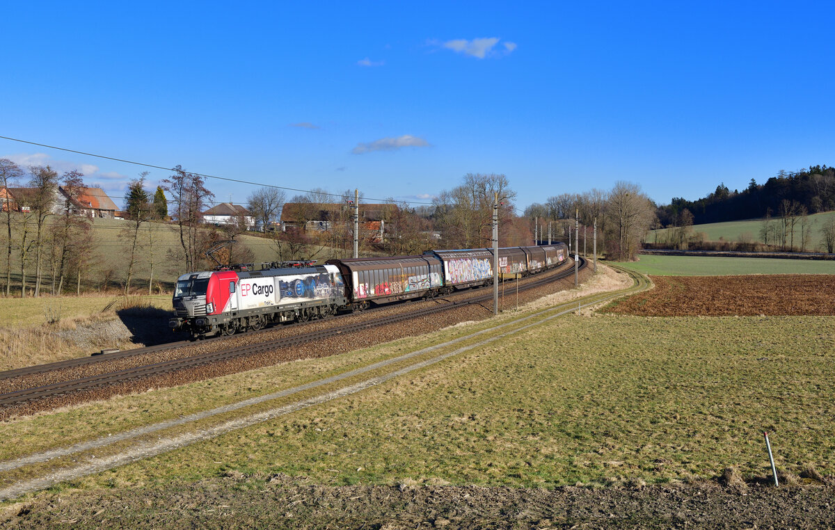 383 064 mit einem Schiebewandwagenzug am 09.02.2022 bei Kimpling.