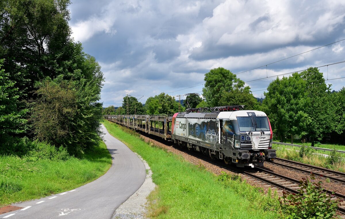 383 065 mit einem leeren Autozug am 31.07.2021 bei Passau.