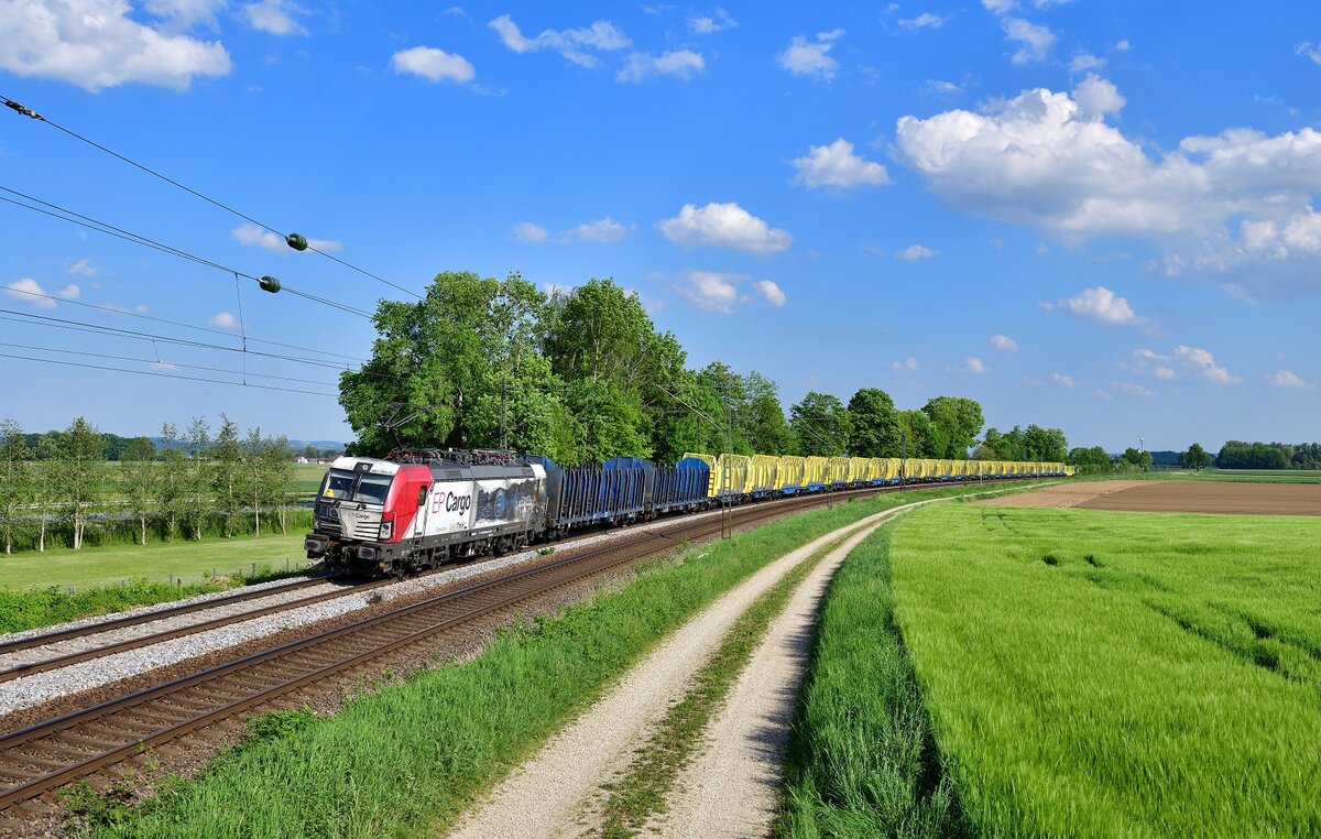 383 065 mit einem leeren Holzzug am 12.05.2022 bei Langenisarhofen.