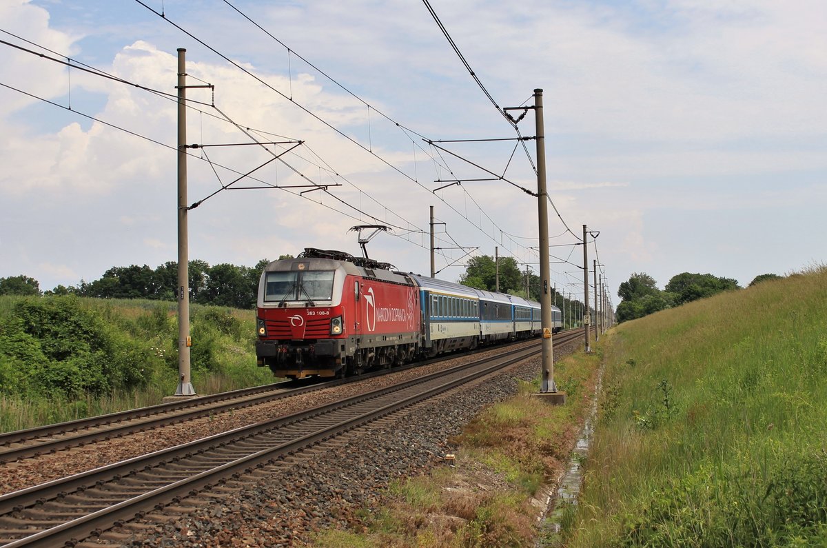 383 108-8 zusehen mit EC 172 am 13.06.20 in Pardubice Opočínek.