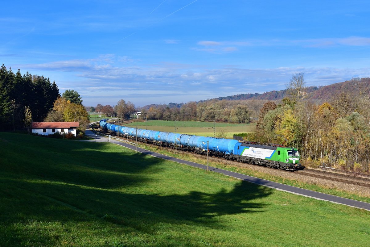 383 111 mit einem Kesselzug am 14.11.2020 bei Vilshofen.