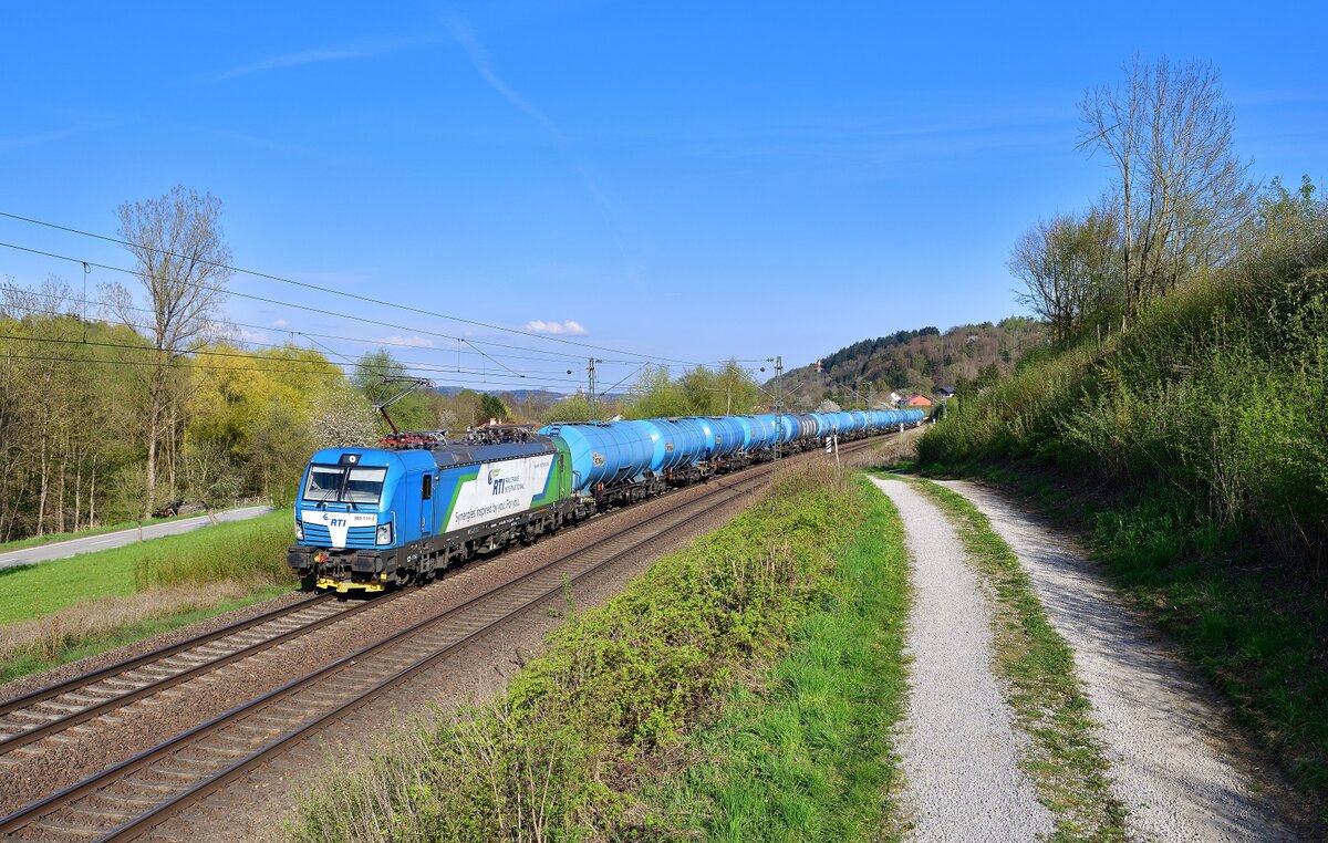 383 111 mit einem Kesselzug am 28.04.2021 bei Seestetten.
