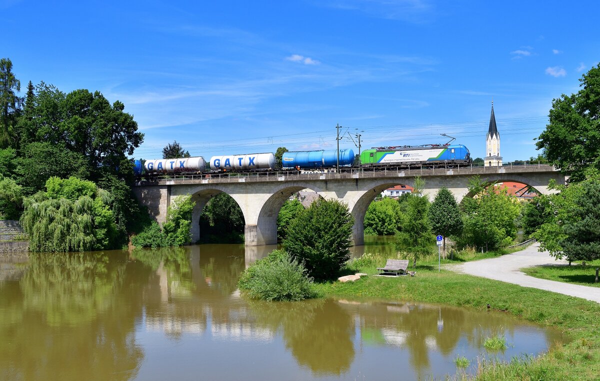 383 111 mit einem Kesselzug am 10.07.2021 bei Vilshofen.