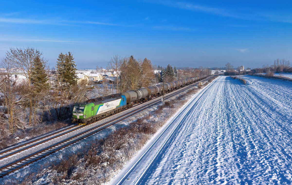 383 111 mit einem Kesselzug am 18.12.2022 bei Langenisarhofen.