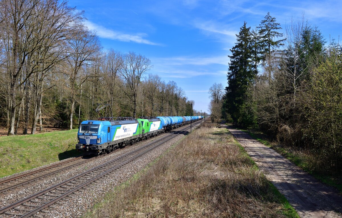 383 112 + 383 111 mit einem Kesselzug am 10.04.2023 bei Radldorf.