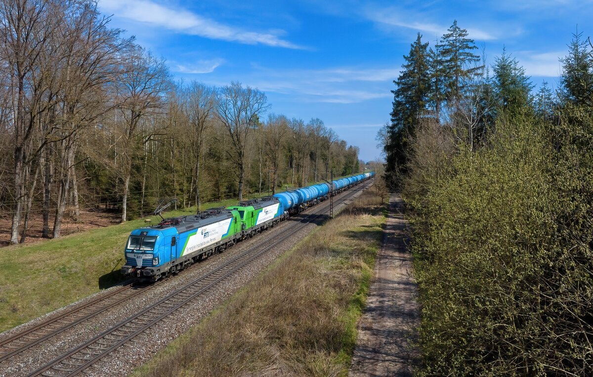 383 112 + 383 111 mit einem Kesselzug am 10.04.2023 bei Radldorf.