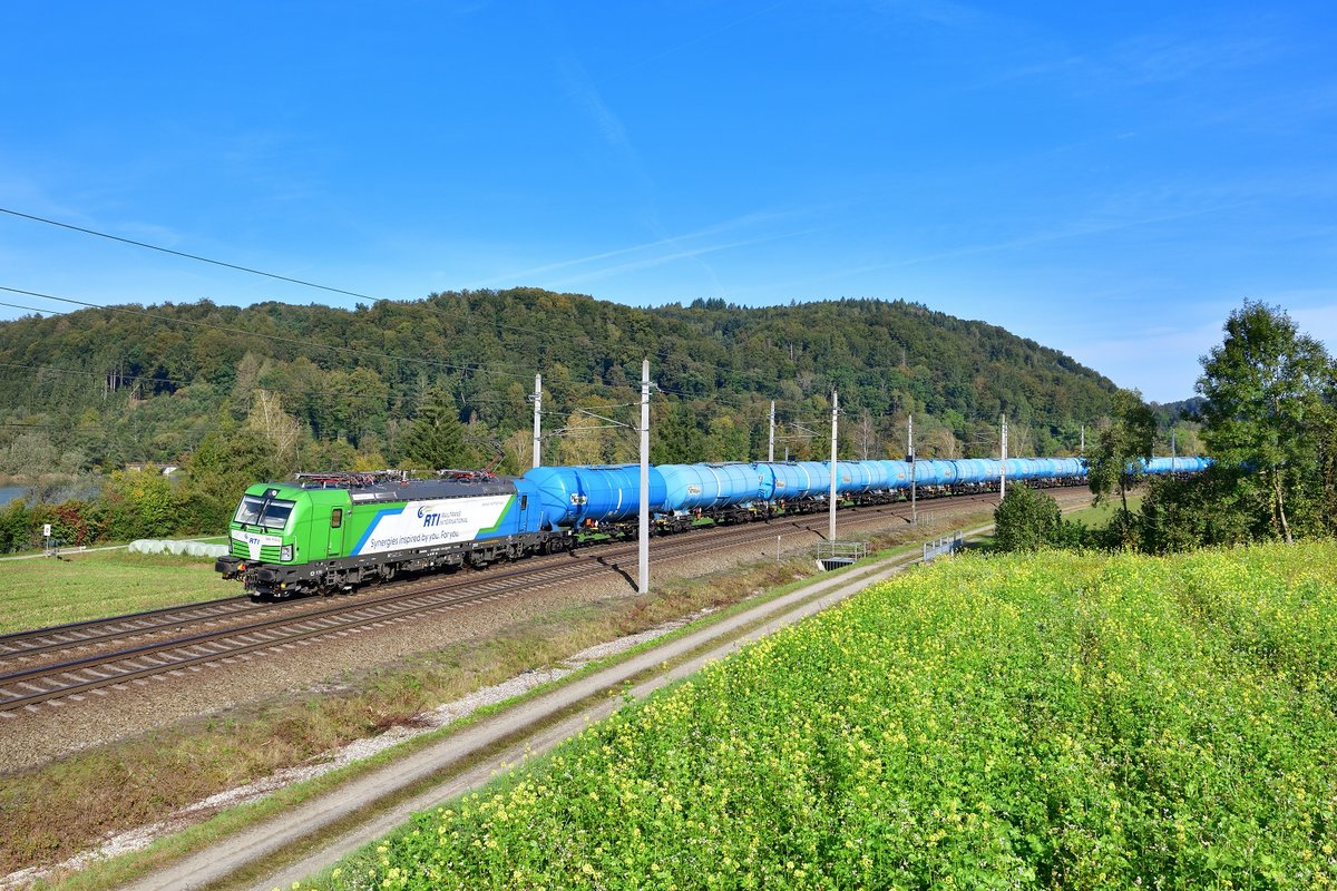383 112 mit einem Kesselzug am 02.10.2020 bei Wernstein am Inn.