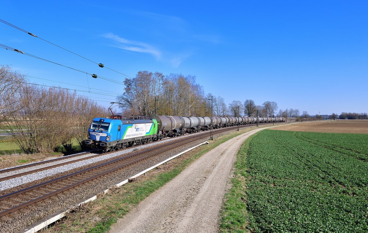 383 112 mit einem Kesselzug am 30.03.2021 bei Langenisarhofen.