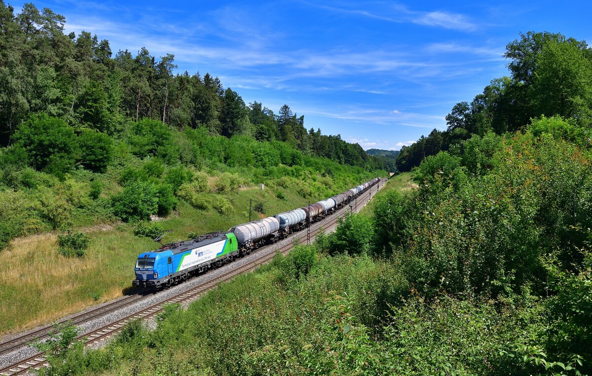 383 112 mit einem Kesselzug am 16.07.2022 bei Sinngrün.