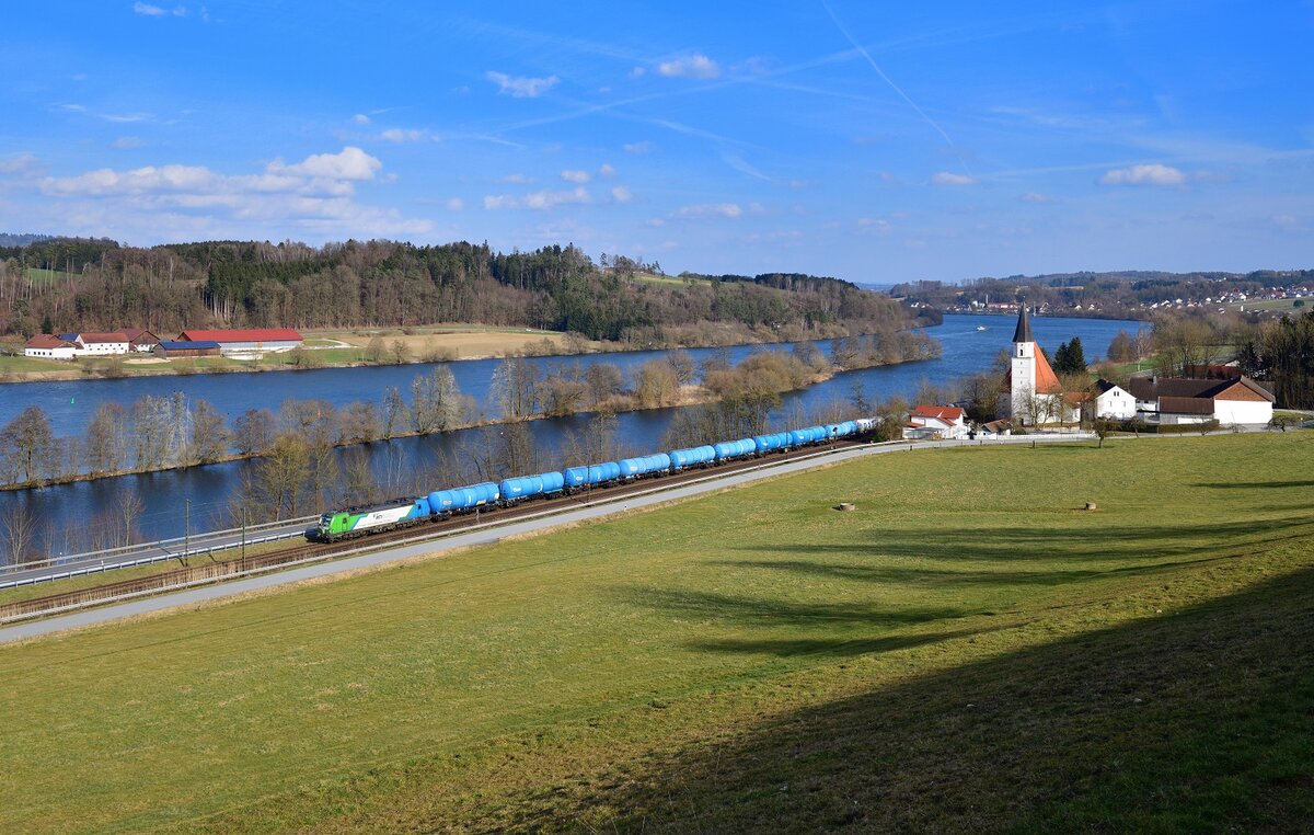 383 112 mit einem Kesselzug am 07.03.2023 bei Hausbach.
