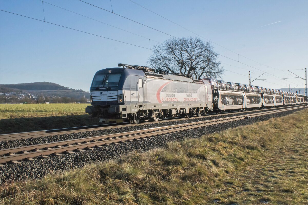 383 201-1 ist am 21.12.2021 mit einem Autozug bei Retzbach in Richtung Norden unterwegs.