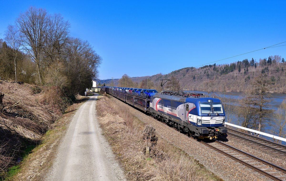 383 203 mit einem Autozug am 26.03.2021 bei Seestetten.