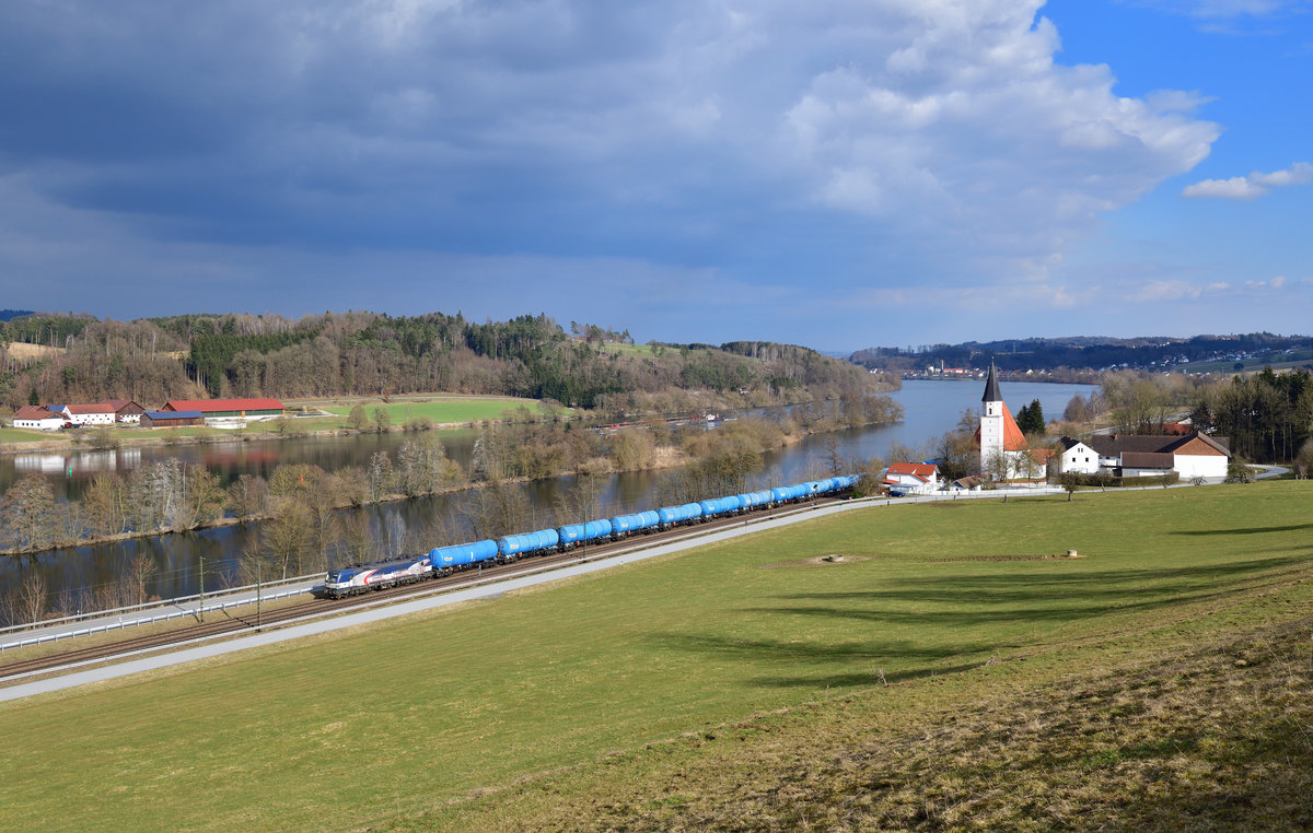 383 204 mit einem Kesselzug am 08.03.2021 bei Hausbach.