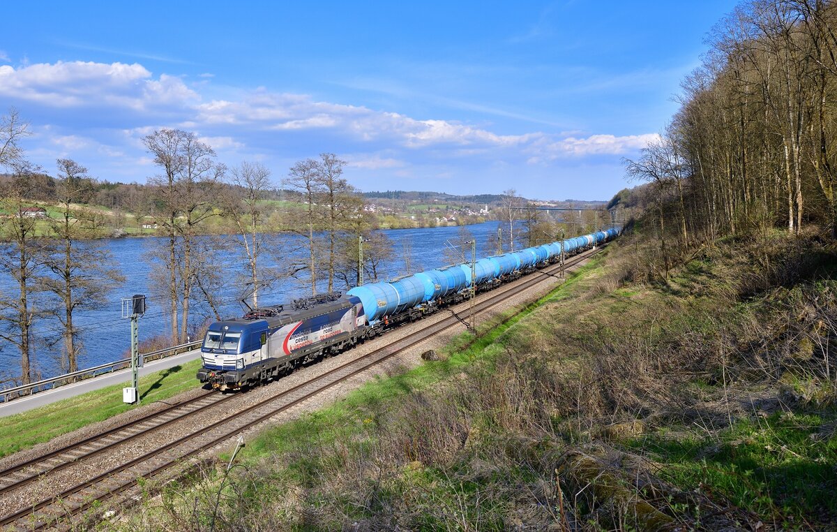 383 205 mit einem Kesselzug am 25.04.2021 bei Seestetten.
