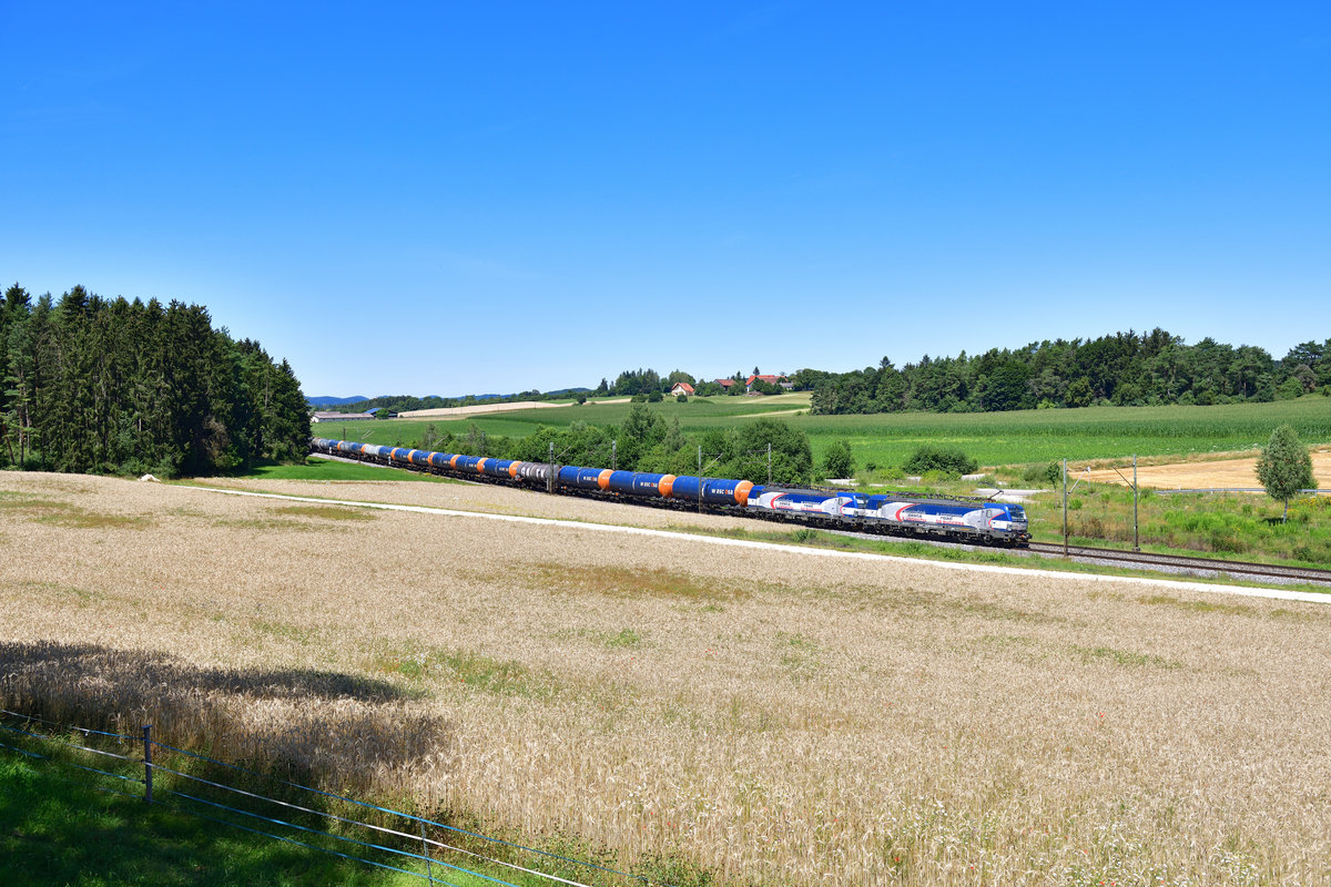 383 206 + 383 208 mit einem Kesselzug am 22.07.2020 bei Sinngrün.