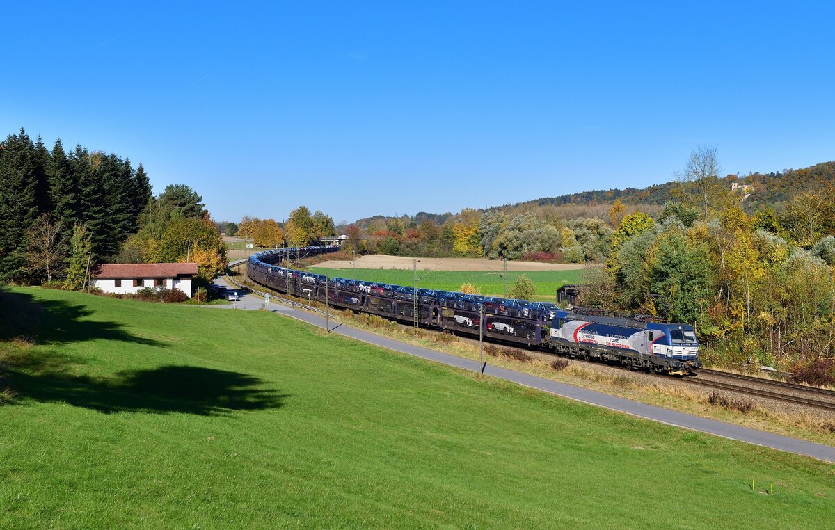 383 206 mit einem Autozug am 24.10.2021 bei Vilshofen.