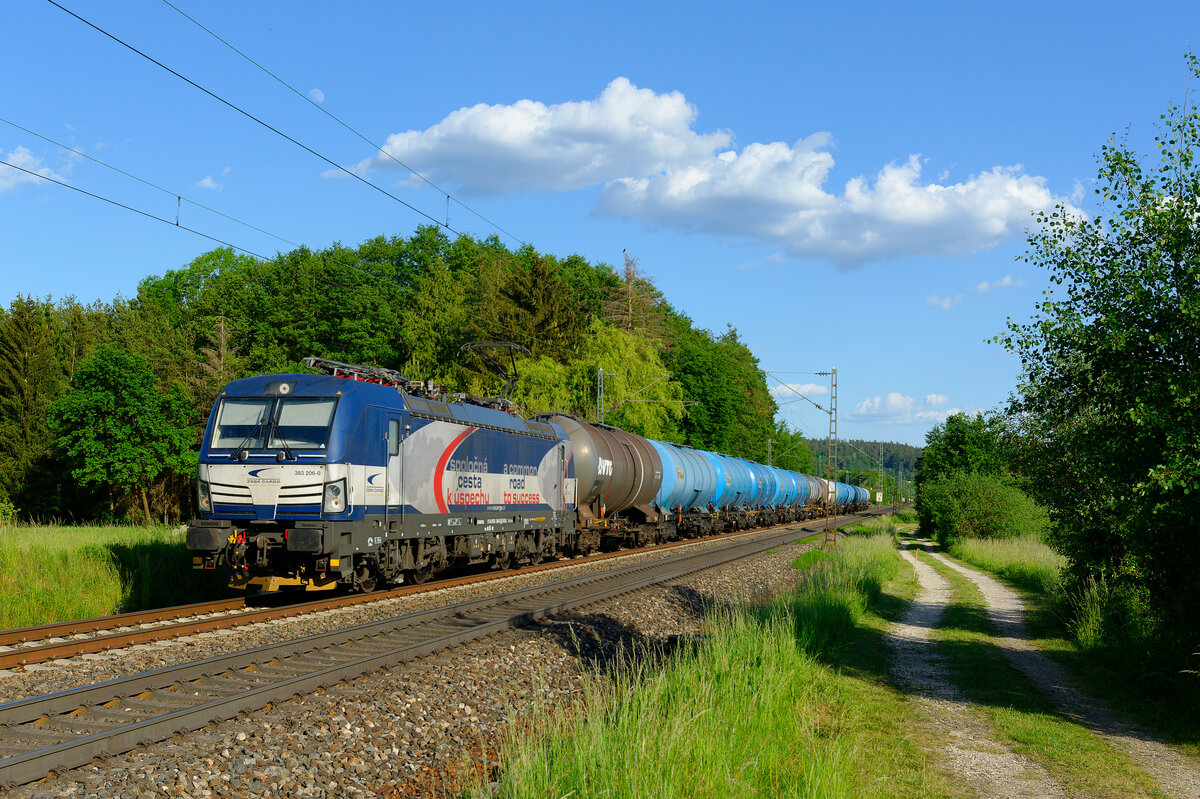 383 206 ZSSK mit einem Kesselwagenzug bei Postbauer-Heng Richtung Nürnberg, 02.06.2020