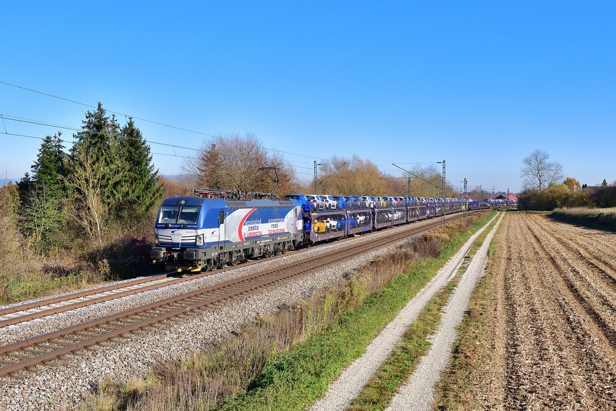 383 207 mit einem Autozug am 07.11.2020 bei Langenisarhofen.