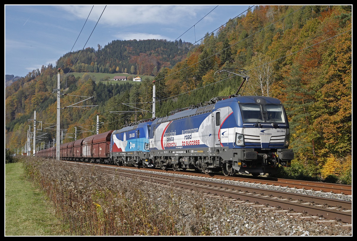 383 208 + 383 009 mit Güterzug bei Pernegg am 23.10.2019.
