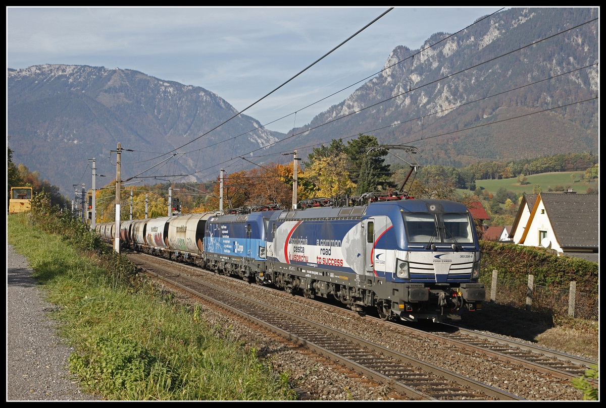 383 208 + 383 012 mit Güterzug bei Payerbach am 22.10.2019.