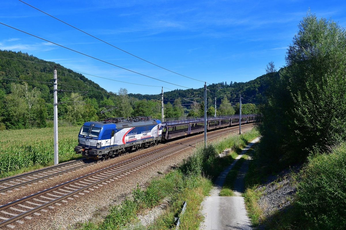 383 208 mit einem leeren Autozug am 20.08.2020 bei Wernstein am Inn.