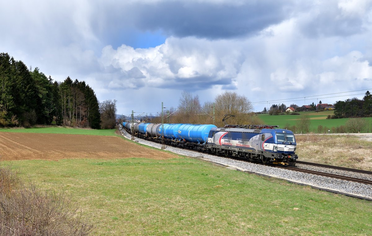 383 209 mit einem Kesselzug am 14.04.2021 bei Sinngrün.