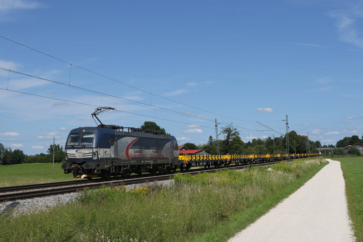 383 209 von  ZSSK Cargo  war mit neuen Flachwagen am 9. August 2021 bei Übersee am Chiemsee in Richtung Schweiz unterwegs.