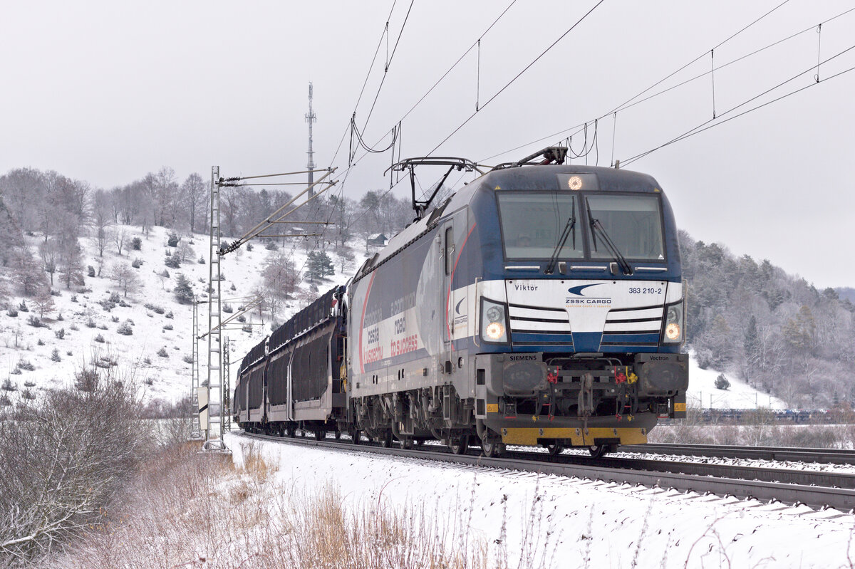 383 210  Victor  mit Fiat-Automotiveganzzug am 11.12.2021 bei Urspring. 