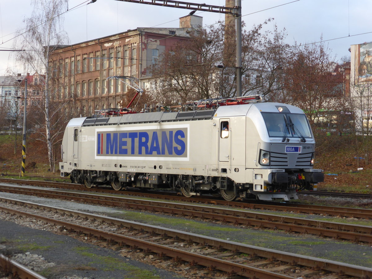 383 401 Metrans am 10.12.2019 in Decin Vychod  
Mitarbeiter-Lokeinweisung auf der 1. an Metrans ausgelieferten und frisch zugelassenen Vectron.