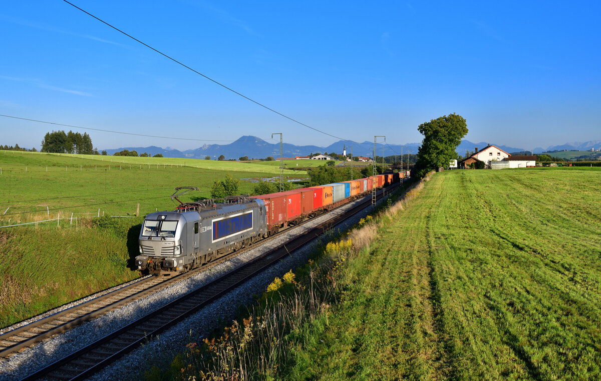 383 401 mit einem Containerzug am 08.09.2021 bei Hörafing.