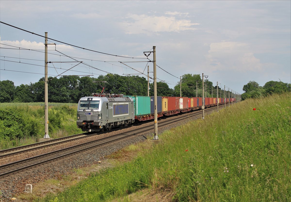 383 406-6 (Metrans) zusehen mit einem Containerzug am 13.06.20 in Pardubice Opočínek. 